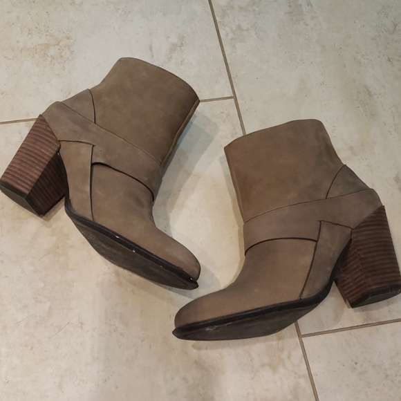 Shoes - Picture 1 of 4